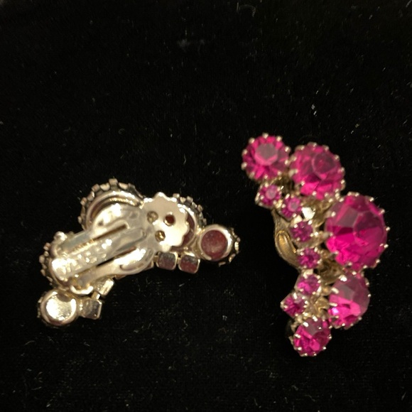 Vintage Weiss jewelry clip on earrings. Beautiful Classic collection get yours! - Picture 2 of 6